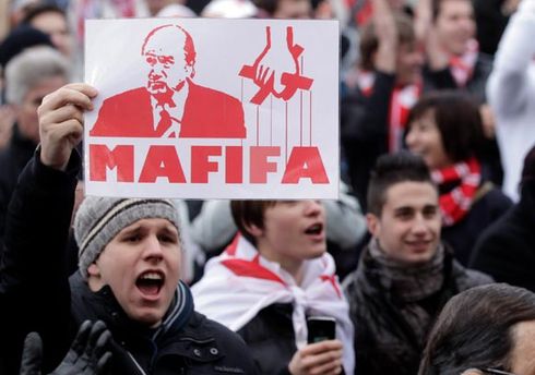 Presidente da Fifa vira Poderoso Chefão em protestos na Suíça, em 2012. Foto: Denis Balibouse_Reuters