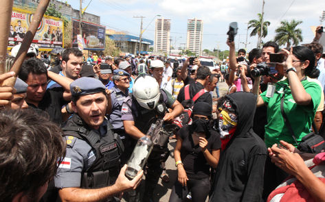 Jornalistas são agredidos em Manaus, ao final da celebração. Fonte: Márcio Silva/A Crítica